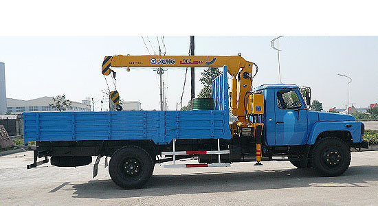 東風(fēng)尖頭汽油機(jī)隨車起重運(yùn)輸車